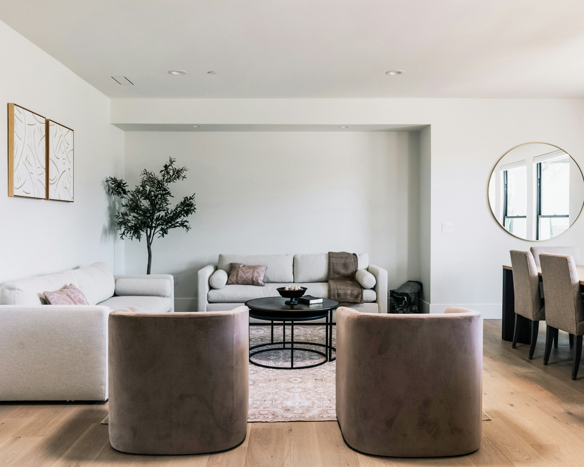 Sfeerinterieur met beige banken, lichte wanden en een boognis