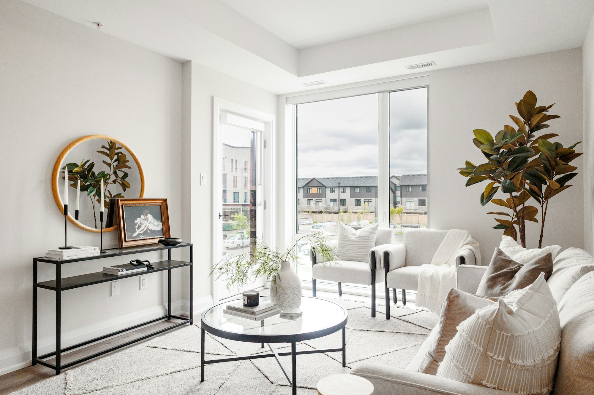 Licht wit sfeerinterieur met een groot raam en planten